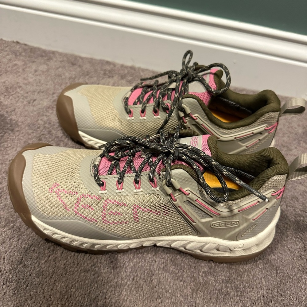 Brand new keen hiking shoes size 8.5! Beautiful 🤩